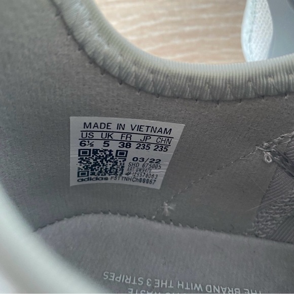 Shoes Adidas size 6.5 very light and comfortable. - Picture 4 of 4